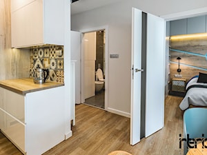 Realizacja małego apartamentu 42 m2 Kolorowy Gocław - Salon, styl skandynawski - zdjęcie od interior art studio