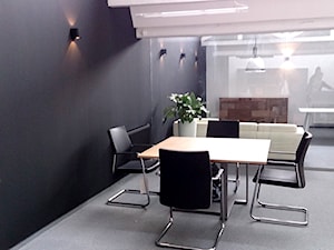 Biuro i showroom w jednym - Średnie czarne biuro - zdjęcie od Sylwia Śliwińska