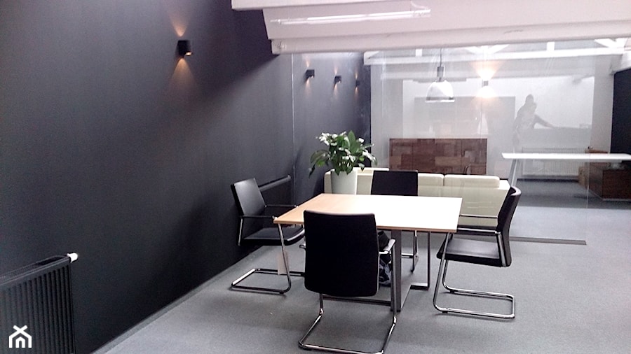 Biuro i showroom w jednym - Średnie czarne biuro - zdjęcie od Sylwia Śliwińska