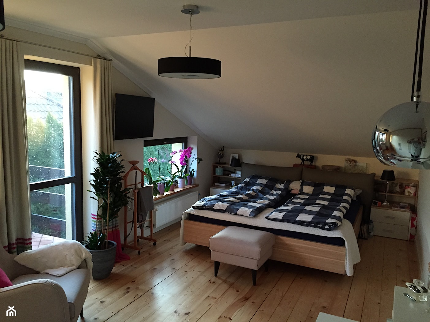 Sypialnia - Średnia biała sypialnia na poddaszu z balkonem / tarasem, styl skandynawski - zdjęcie od m.wroblewski - Homebook