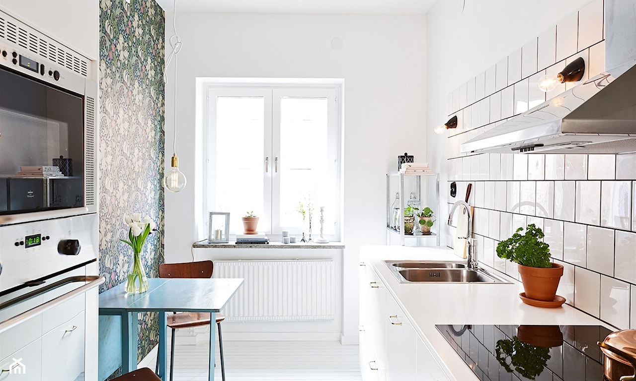 biała kuchnia, niebieski stolik, drewniane krzesło, kuchnia w stylu skandynawskim