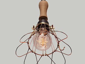 Lampa Cage Brass Flower z drewnianym uchwytem - zdjęcie od KloshArt lampy industrialne