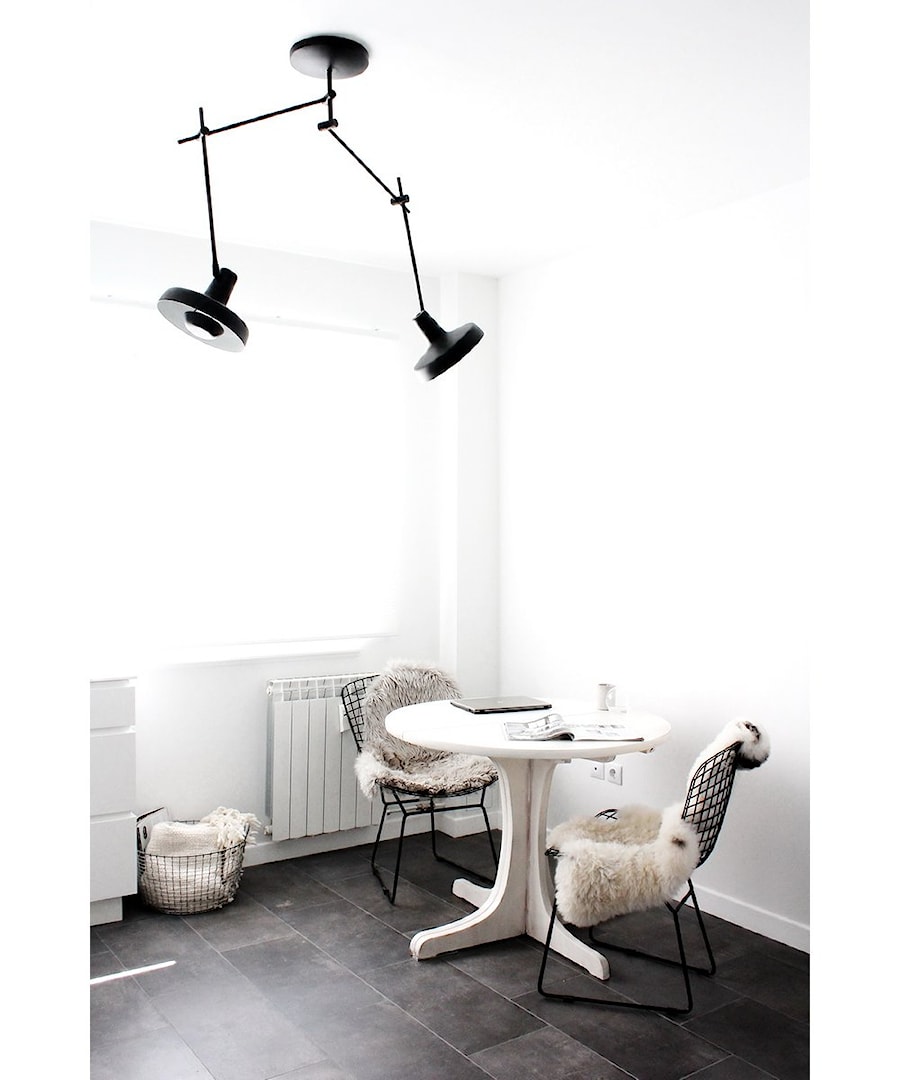 LAMPY ARIGATO - Mała biała jadalnia, styl industrialny - zdjęcie od KloshArt lampy industrialne
