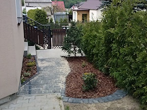 Modernizacja domu. - Mały z nawierzchnią pokrytą kostką brukową ogród przed domem - zdjęcie od k_amila