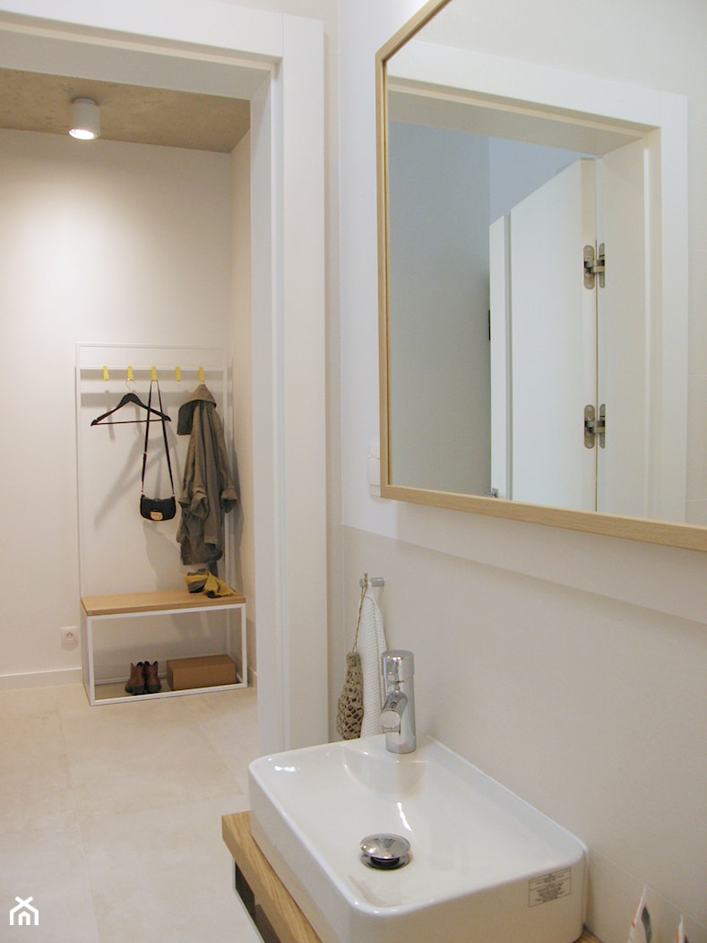 Widok na przedpokój z łazienki - zdjęcie od ESTU architektura wnętrz - Homebook