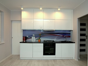 Dwa pokoje z kawalerki - Mała otwarta z salonem beżowa z zabudowaną lodówką z podblatowym zlewozmywakiem kuchnia jednorzędowa, styl nowoczesny - zdjęcie od jasioo_