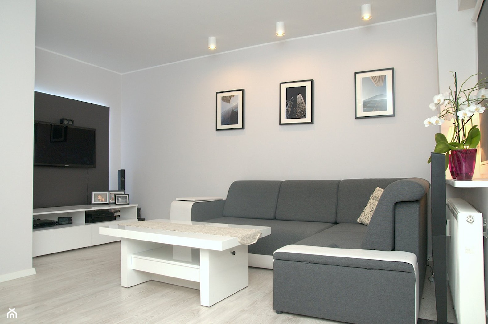 Dwa pokoje z kawalerki - Średni biały szary salon, styl nowoczesny - zdjęcie od jasioo_ - Homebook