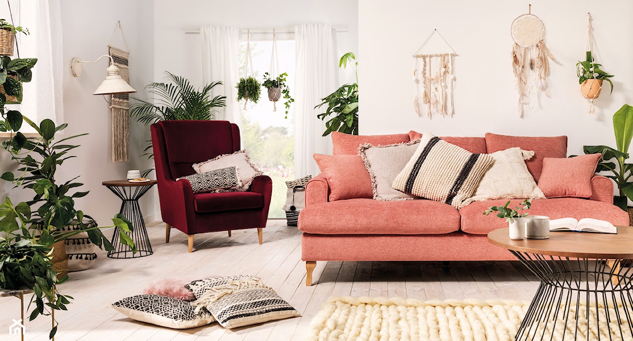 pastelowy salon, różowa sofa, bordowy fotel, salon w stylu eko, salon w stylu romantycznym