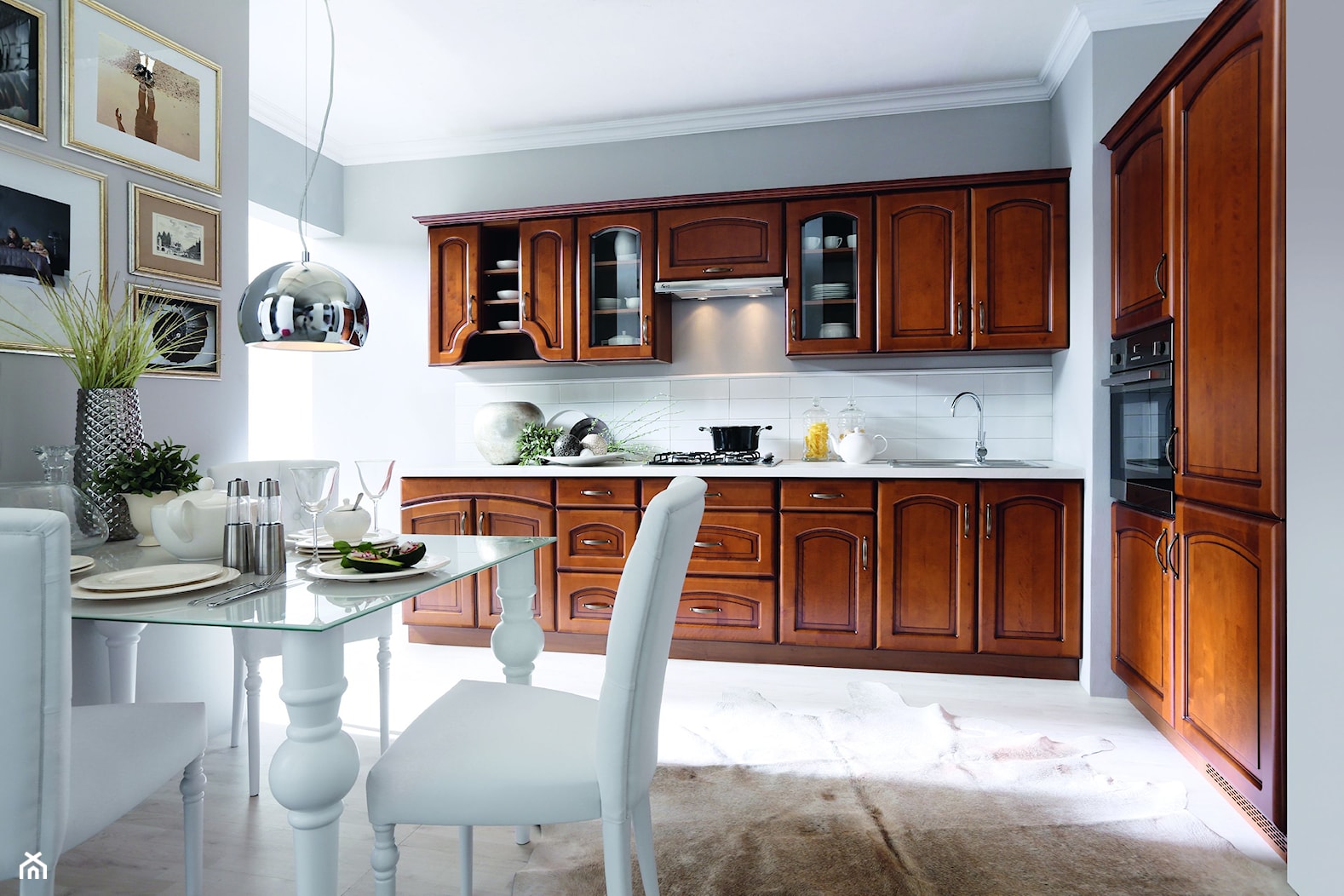 kuchnie - Duża otwarta z zabudowaną lodówką kuchnia w kształcie litery l z oknem, styl tradycyjny - zdjęcie od Black Red White - Homebook