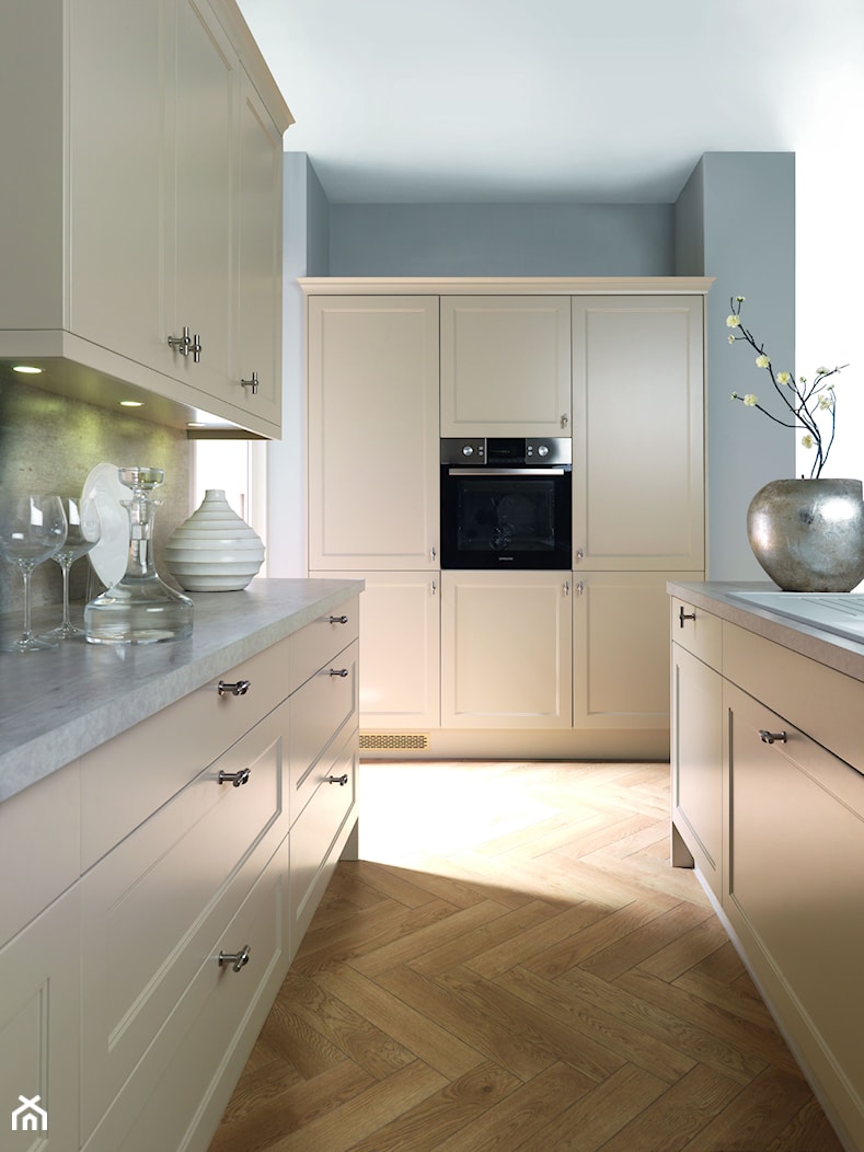 kuchnie - Otwarta niebieska z zabudowaną lodówką kuchnia - zdjęcie od Black Red White - Homebook