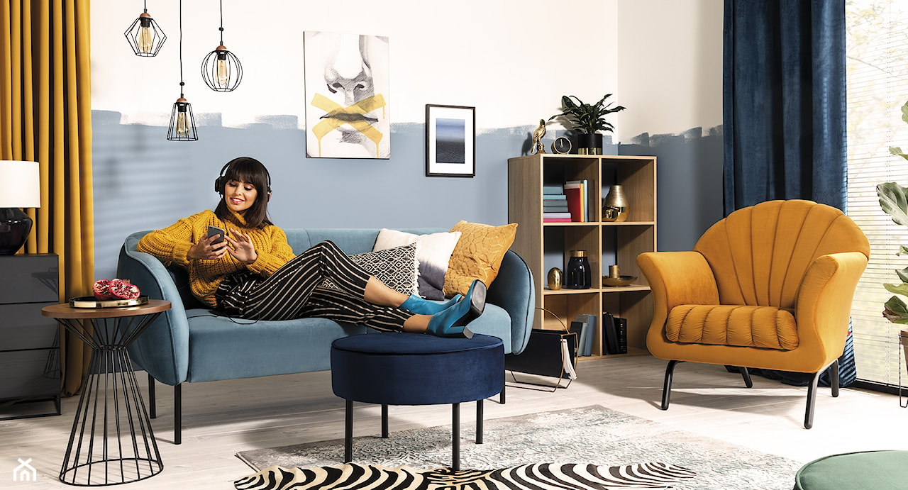 niebieska sofa, żółty fotel, kolorowy salon, eklektyczny salon