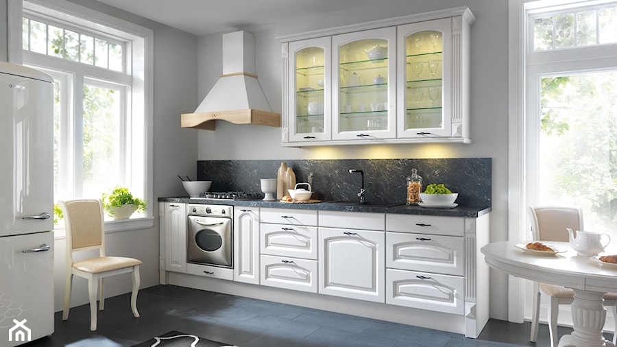 kuchnie - Średnia otwarta biała szara z zabudowaną lodówką z lodówką wolnostojącą kuchnia jednorzędowa z kompozytem na ścianie nad blatem kuchennym, styl tradycyjny - zdjęcie od Black Red White