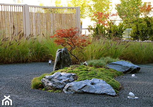 Ogród japoński - Średni z kamienną nawierzchnią ogród za domem - zdjęcie od HADIKA
