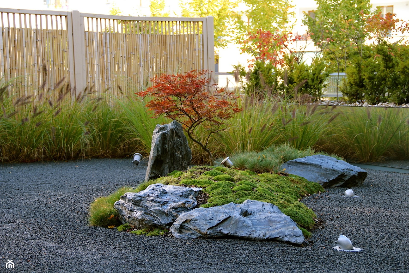Ogród japoński - Średni z kamienną nawierzchnią ogród za domem - zdjęcie od HADIKA - Homebook