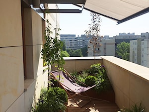 Aranżacja balkonu - Średni z podłogą z desek z donicami na kwiaty taras z tyłu domu, styl nowoczesny - zdjęcie od HADIKA