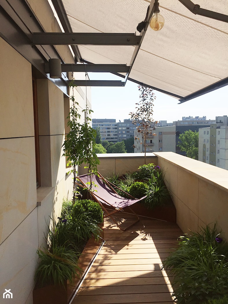Aranżacja balkonu - Średni z podłogą z desek z donicami na kwiaty taras z tyłu domu, styl nowoczesny - zdjęcie od HADIKA - Homebook