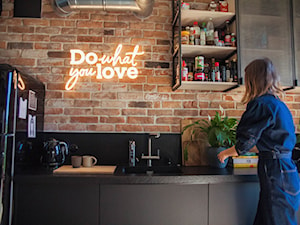 Święcący napis "Do What You love" na ścianę w kuchni - zdjęcie od Ledon Design