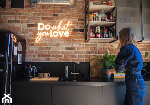 Święcący napis "Do What You love" na ścianę w kuchni - zdjęcie od Ledon Design