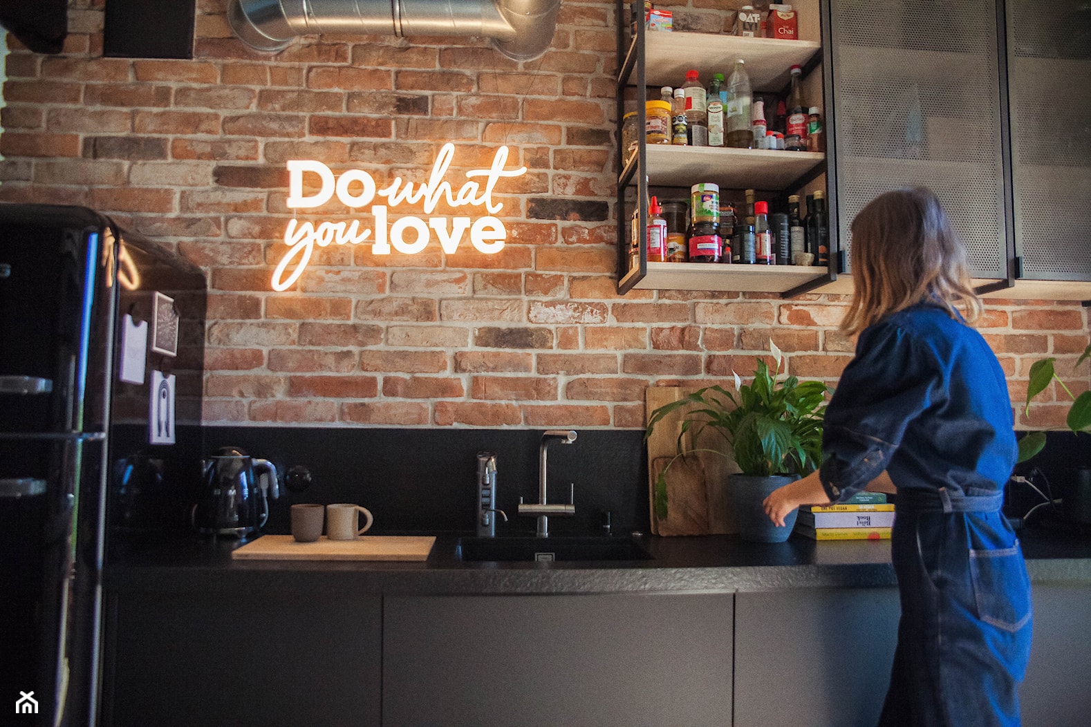 Święcący napis "Do What You love" na ścianę w kuchni - zdjęcie od Ledon Design - Homebook