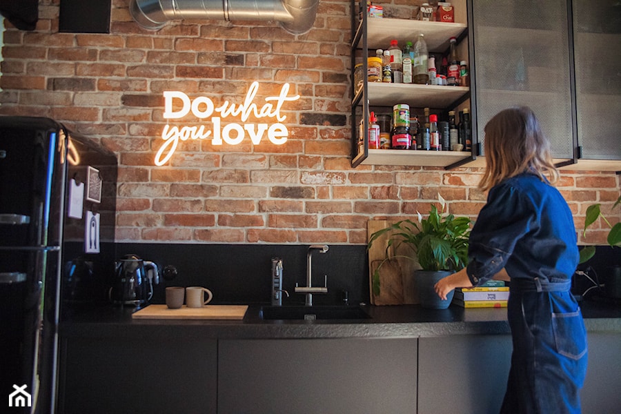 Święcący napis "Do What You love" na ścianę w kuchni - zdjęcie od Ledon Design