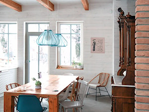W DREWNIAKU - Średnia biała brązowa jadalnia w salonie, styl nowoczesny - zdjęcie od studio m Katarzyna Kosieradzka