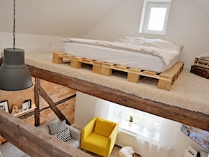 metamorfoza poddasza - Mała beżowa sypialnia na antresoli, styl skandynawski - zdjęcie od dagmaraperyt