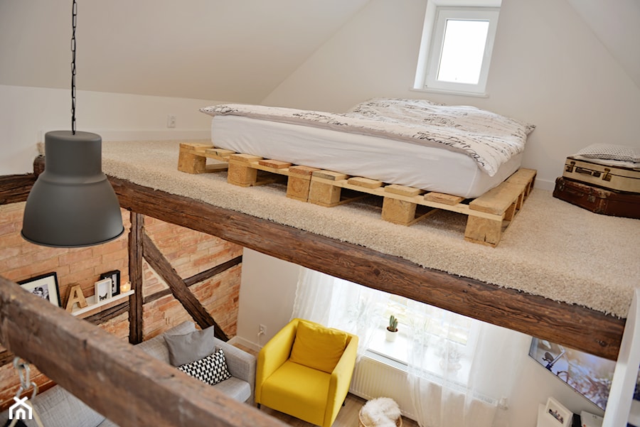 metamorfoza poddasza - Mała beżowa sypialnia na antresoli, styl skandynawski - zdjęcie od dagmaraperyt