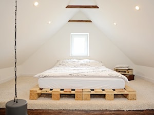 metamorfoza poddasza - Mała biała sypialnia na antresoli, styl skandynawski - zdjęcie od dagmaraperyt
