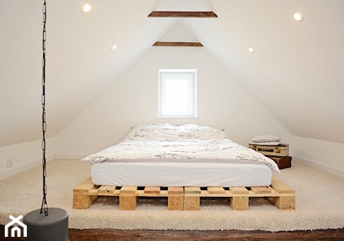 metamorfoza poddasza - Mała biała sypialnia na antresoli, styl skandynawski - zdjęcie od dagmaraperyt