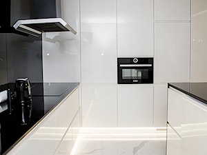 Kuchnia biało-czarna - zdjęcie od PROFES STUDIO Sylwia Fabjan-Jaros -Architekt wnętrz