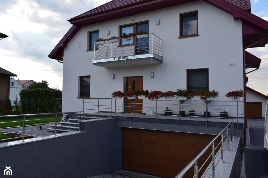 Balustrady ze stali nierdzewnej - Średni z donicami na kwiaty taras z przodu domu - zdjęcie od rail-inox - Homebook