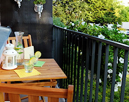 Wiszący kwietnik DIY - Mały z meblami ogrodowymi z donicami na kwiaty taras z tyłu domu - zdjęcie od Niebałaganka - Homebook