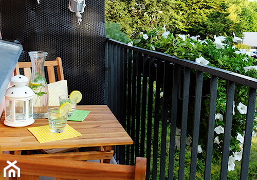 Wiszący kwietnik DIY - Mały z meblami ogrodowymi z donicami na kwiaty taras z tyłu domu - zdjęcie od Niebałaganka