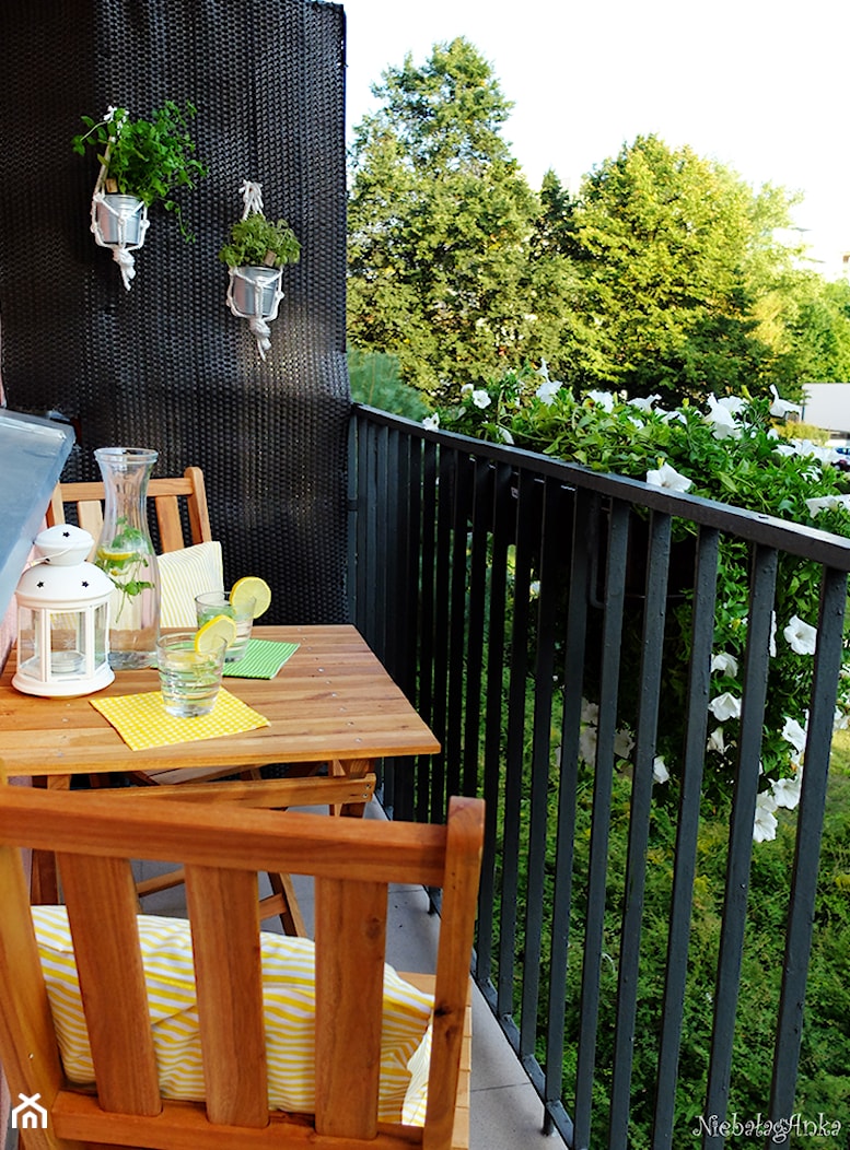 Wiszący kwietnik DIY - Mały z meblami ogrodowymi z donicami na kwiaty taras z tyłu domu - zdjęcie od Niebałaganka - Homebook