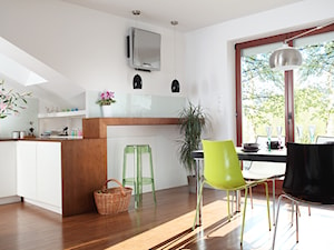 Mansarda - Średnia biała jadalnia w kuchni, styl nowoczesny - zdjęcie od tarna design studio