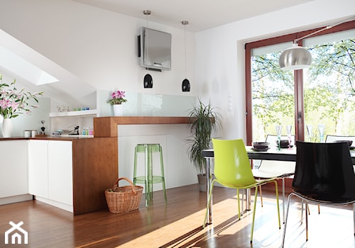 Mansarda - Średnia biała jadalnia w kuchni, styl nowoczesny - zdjęcie od tarna design studio