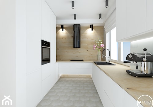 elegancki dom - Duża zamknięta beżowa biała z zabudowaną lodówką z podblatowym zlewozmywakiem kuchnia w kształcie litery u z oknem, styl nowoczesny - zdjęcie od tarna design studio