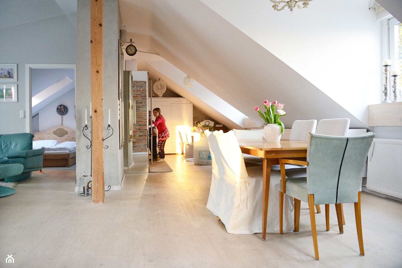 Poddasze - Duża biała szara jadalnia w salonie - zdjęcie od Anna Lewiak - Homebook