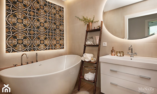 łazienka rustykalna z kolorowym patchworkiem na płytkach