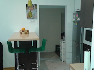 kuchnia po prawej stronie a salon po lewej - zdjęcie od aneczka82