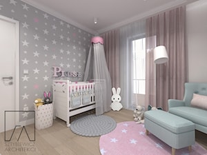 DOM POZNAŃ // NOWOCZESNE GLAMOUR - Mały różowy szary pokój dziecka dla niemowlaka dla dziewczynki, styl skandynawski - zdjęcie od SZTYBLEWICZ_architekci