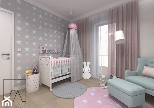 DOM POZNAŃ // NOWOCZESNE GLAMOUR - Mały różowy szary pokój dziecka dla niemowlaka dla dziewczynki, styl skandynawski - zdjęcie od SZTYBLEWICZ_architekci