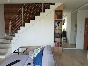 Szafa pod schodami – jaką wybrać? Sprawdź pomysły na przestrzeń pod schodami
