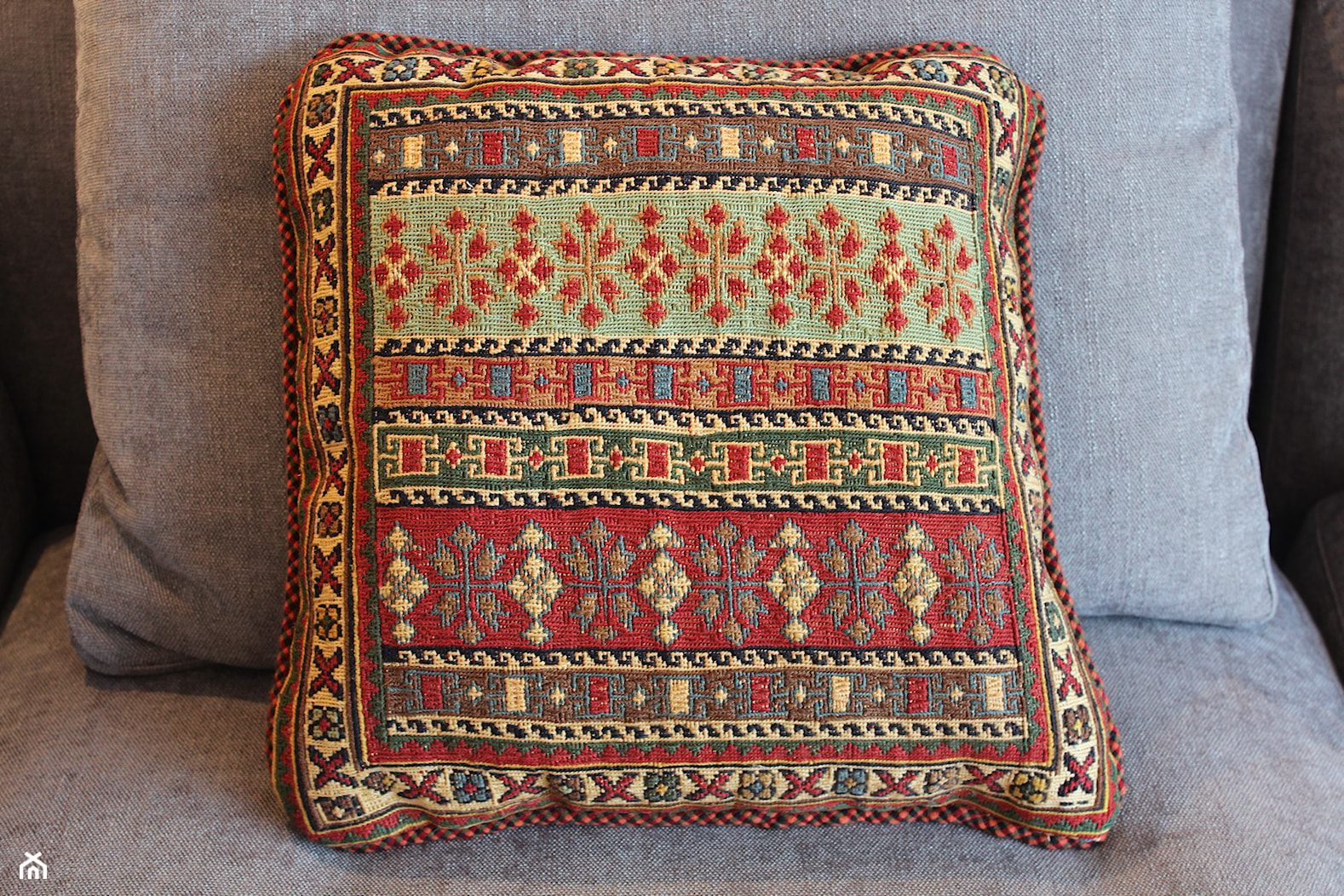 Dywany perskie Sirdżan jako ozdobne poduszki - zdjęcie od Sarmatia Trading - Awangardowe Wyposażenie Wnętrz - Homebook