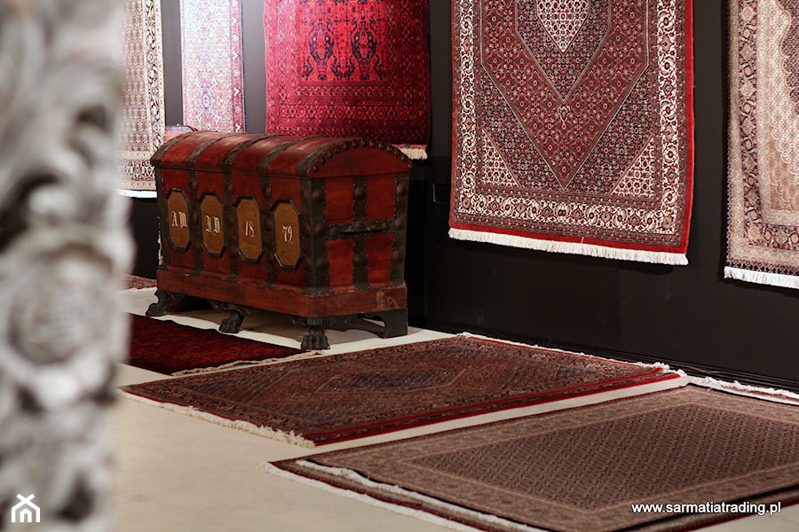 Ekspozycja mebli i dywanów w salonie Sarmatia - zdjęcie od Sarmatia Trading - Awangardowe Wyposażenie Wnętrz