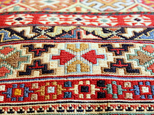 Dywany perskie Sirdżan jako ozdobne poduszki - zdjęcie od Sarmatia Trading - Awangardowe Wyposażenie Wnętrz