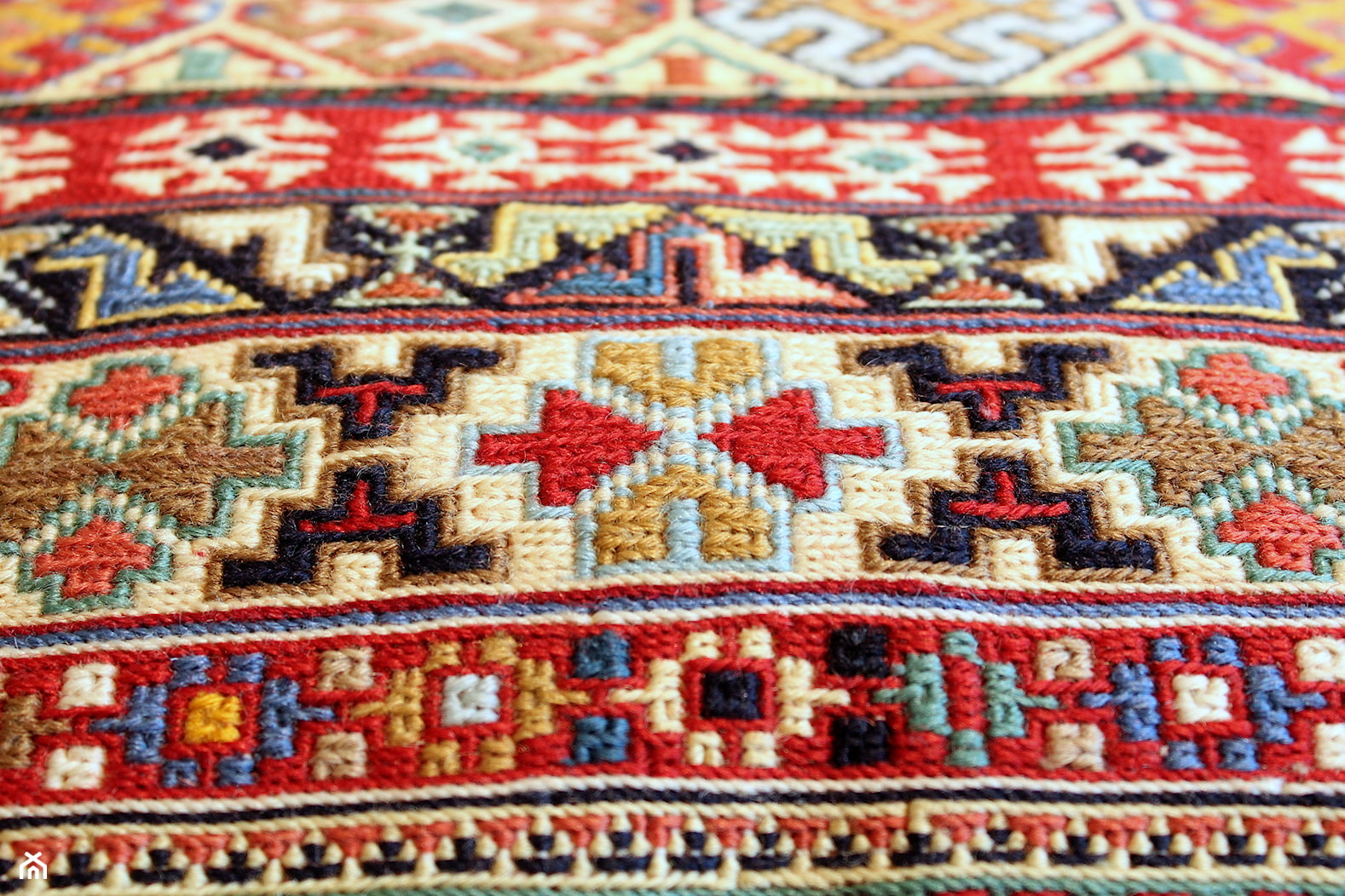 Dywany perskie Sirdżan jako ozdobne poduszki - zdjęcie od Sarmatia Trading - Awangardowe Wyposażenie Wnętrz - Homebook