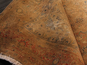 Dywan Vintage – przebarwiony dywan irański Meszkin; rozm. 261x371 - zdjęcie od Sarmatia Trading - Awangardowe Wyposażenie Wnętrz