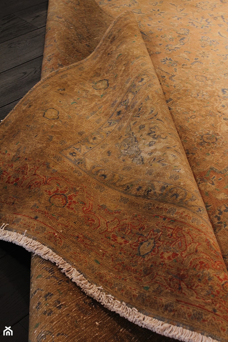 Dywan Vintage – przebarwiony dywan irański Meszkin; rozm. 261x371 - zdjęcie od Sarmatia Trading - Awangardowe Wyposażenie Wnętrz