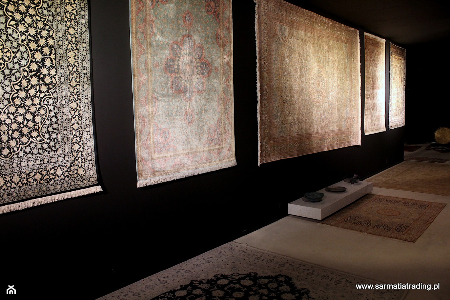 Ekspozycja mebli i dywanów w salonie Sarmatia - zdjęcie od Sarmatia Trading - Awangardowe Wyposażenie Wnętrz - Homebook